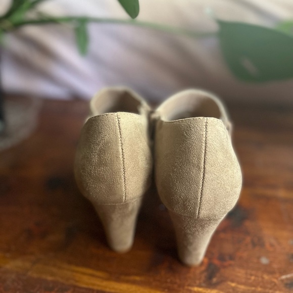 Never worn, these shoes didn’t have tag but the sticker is still intact?😊 - Picture 3 of 8